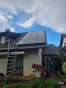 Enpow Solarmodule bei der Installation auf einem Dach