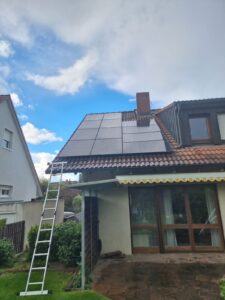 Enpow Installation von Solarmodulen auf einem Wohnhausdach