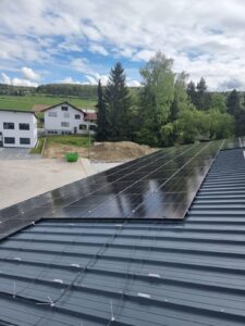 Enpow Solaranlage wird auf einem Haus installiert