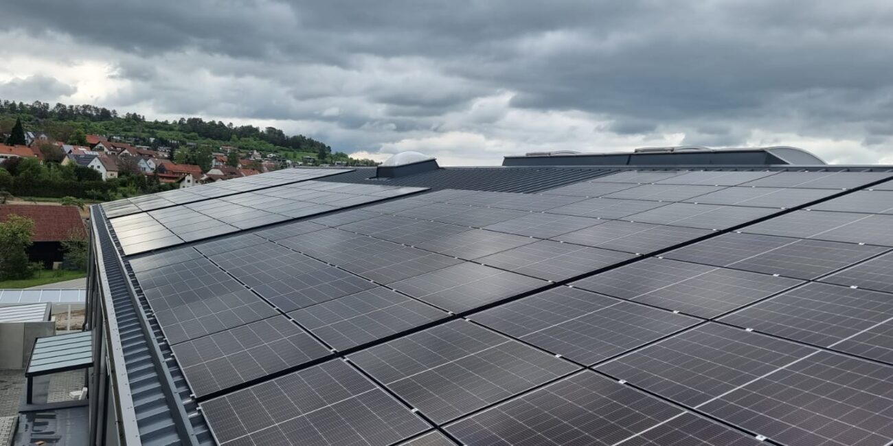 Solarmodule von Enpow bei der Installation auf einem Dach