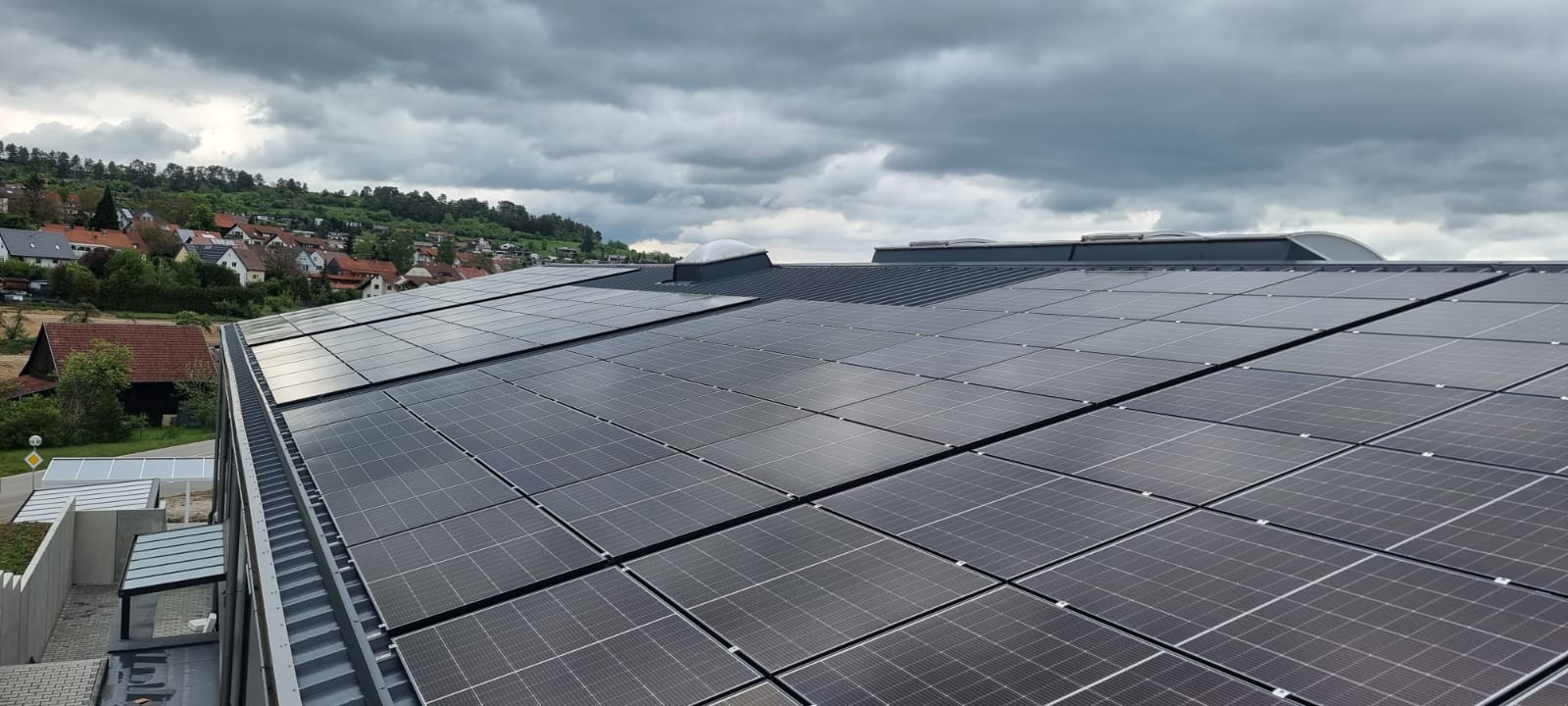 Solarmodule von Enpow bei der Installation auf einem Dach