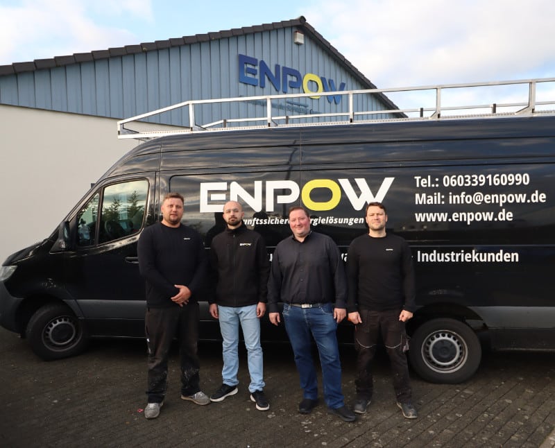 Das Enpow-Team vor dem Firmengebäude und Transporter