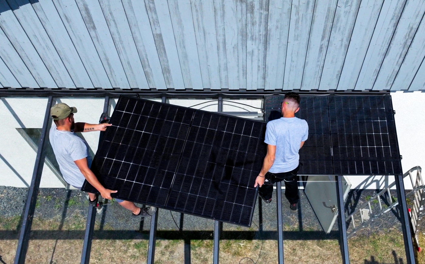 Montage von Solarmodulen durch Enpow-Experten auf einem Wohnhausdach