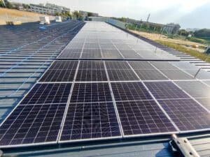 Enpow Solaranlage auf einem Wohnhausdach für nachhaltige Energie
