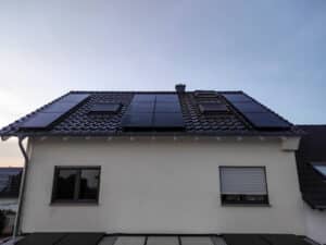 Enpow Photovoltaikanlage auf einem modernen Hausdach