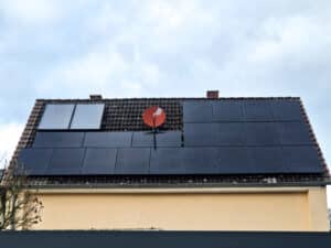 Installierte Solarmodule auf einem modernen Gebäude von Enpow