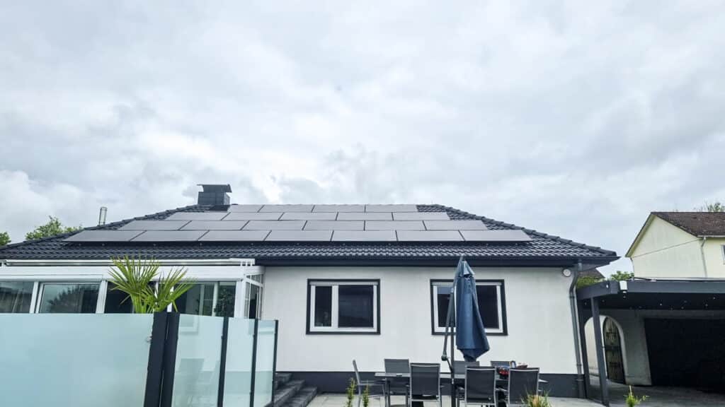 Enpow Solarmodulinstallation auf einem Gebäude im grünen Umfeld