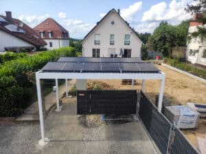 Enpow Installation von Solarmodulen auf einem privaten Carport