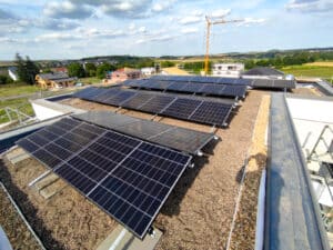 Solarmodule von Enpow auf einem Dach bei Sonnenaufgang