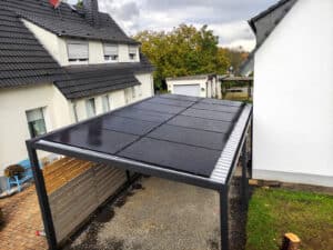Enpow Solarmodulinstallation auf einem Carport