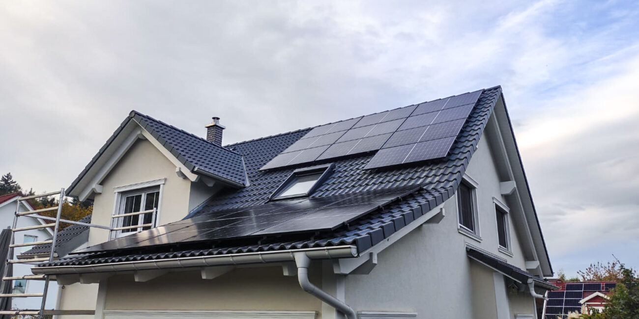 Enpow Solaranlage auf einem modernen Gebäude mit effizienter Nutzung