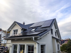 Enpow Solaranlage auf einem modernen Gebäude mit effizienter Nutzung