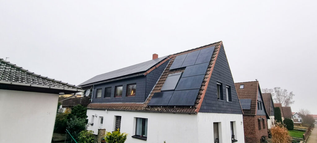 Enpow Solarinstallation auf einem Hausdach bei bewölktem Himmel