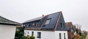 Enpow Solarinstallation auf einem Hausdach bei bewölktem Himmel