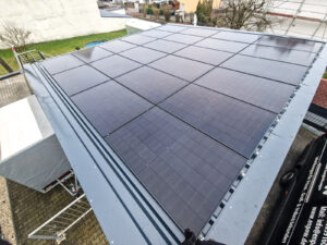 Enpow Solaranlage auf einem Dach zur effizienten Nutzung von Sonnenenergie