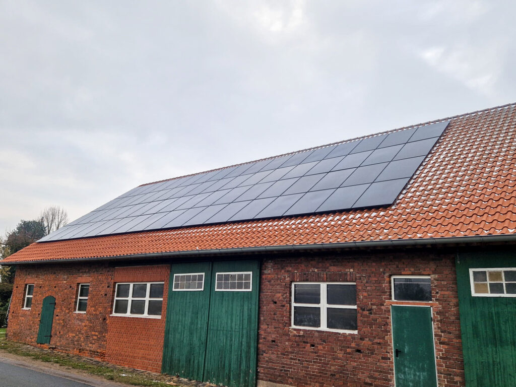 Enpow Solarmodulinstallation auf einer Scheune