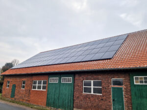 Enpow Solarmodulinstallation auf einer Scheune