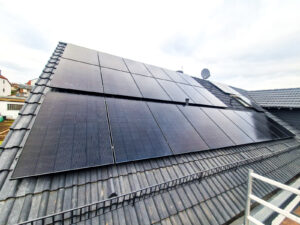 Enpow Solarmodule während der Installation auf einem Dach