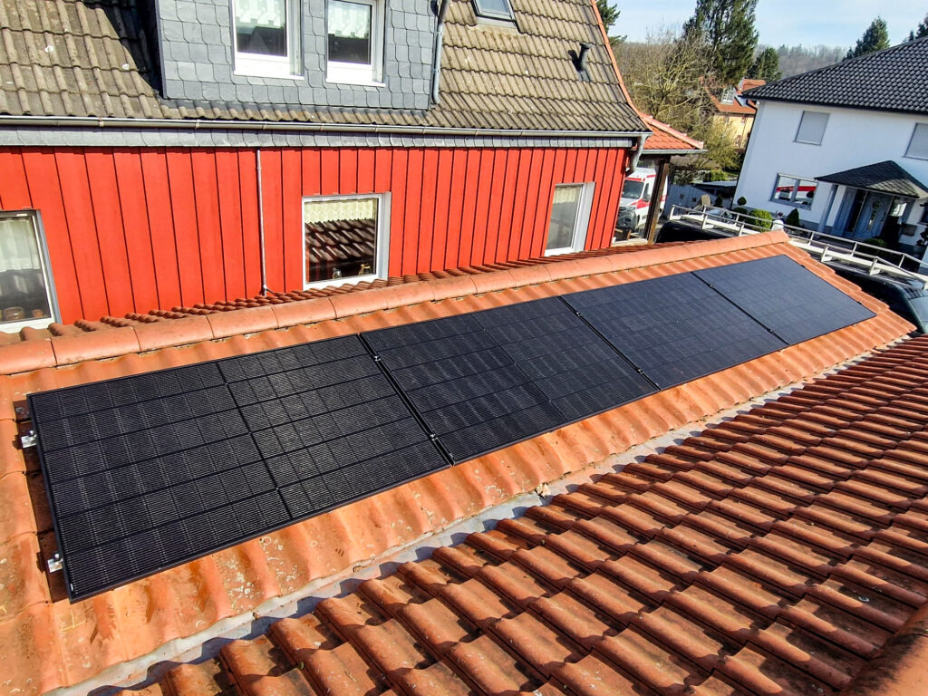 Enpow-Solarmodule bei der Montage auf einem Hausdach