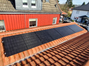 Enpow-Solarmodule bei der Montage auf einem Hausdach