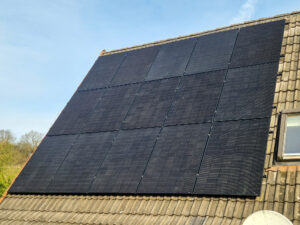 Installation von Enpow Solarmodulen auf einem Hausdach