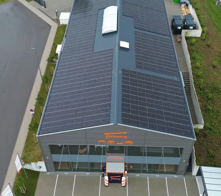 Solaranlage auf Pultdach eines Gewerbegebäudes